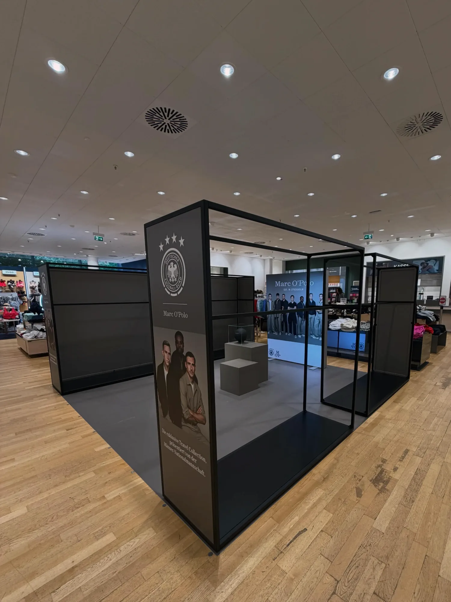 Dunkle modulare Shop-in-Shop-Fläche im Einzelhandel
