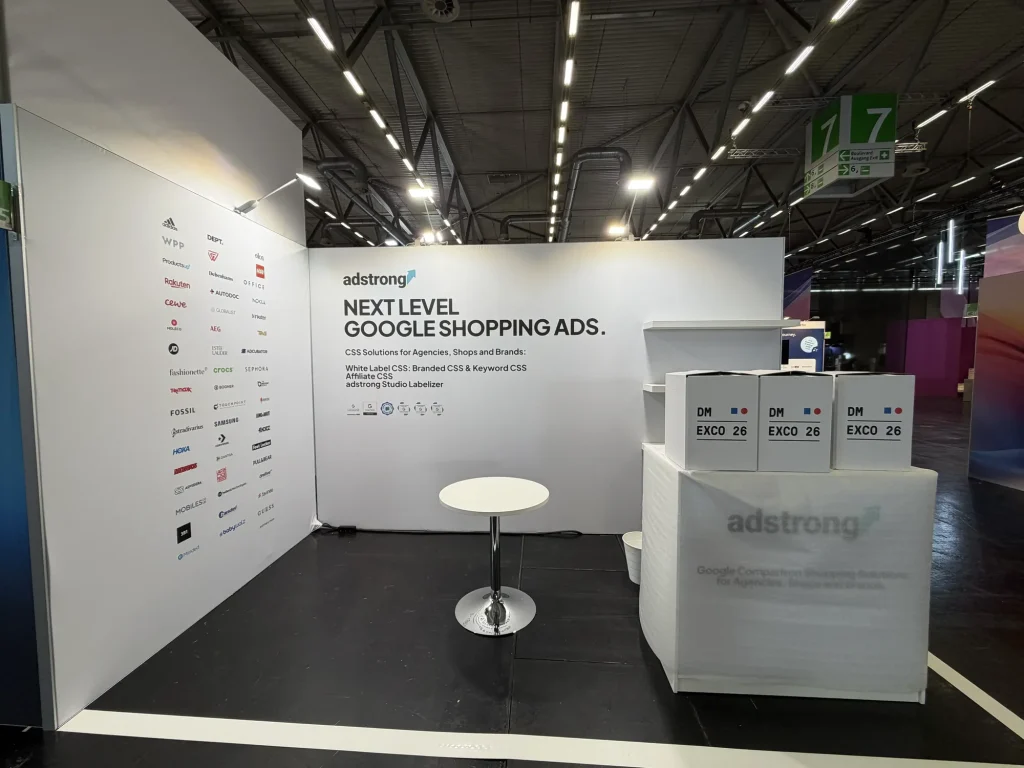 Weißer Messestand mit Theke, Markenwand und Stehtisch